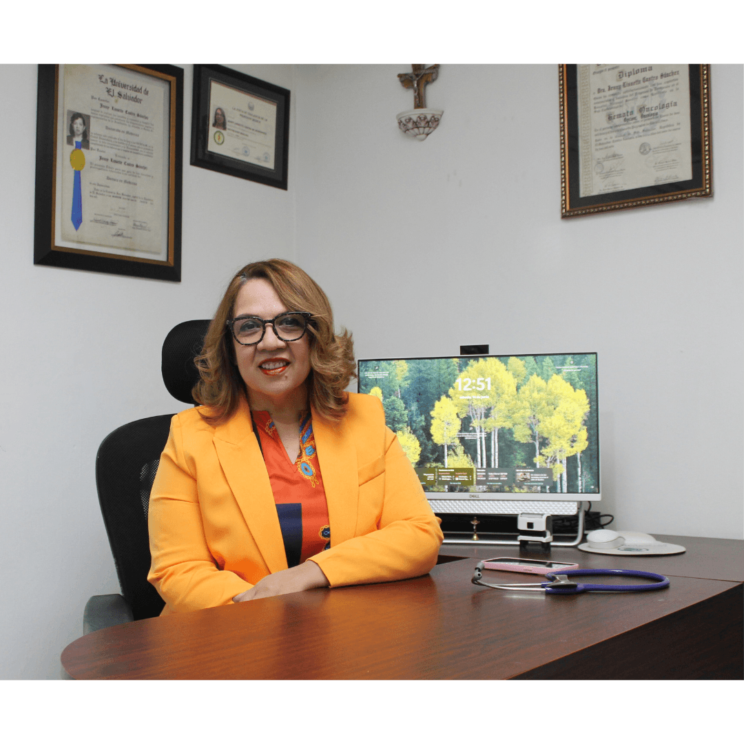 Dra. Jenny Lissette Castro de Hernández en su consultorio médico, sentada en su escritorio con diplomas médicos y certificaciones visibles en la pared de fondo